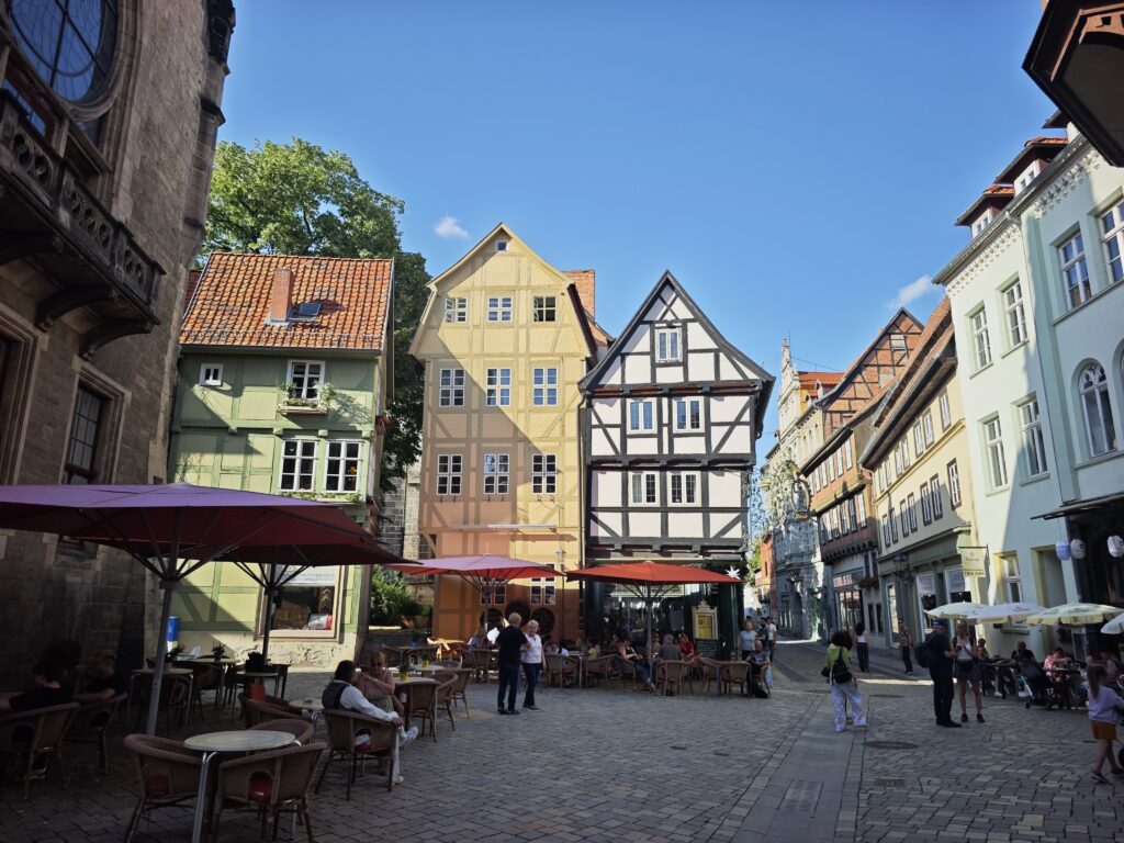 Quedlinburg Altstadt Sehenswürdigkeiten: Die Breite Straße findest du nahe dem Marktplatz