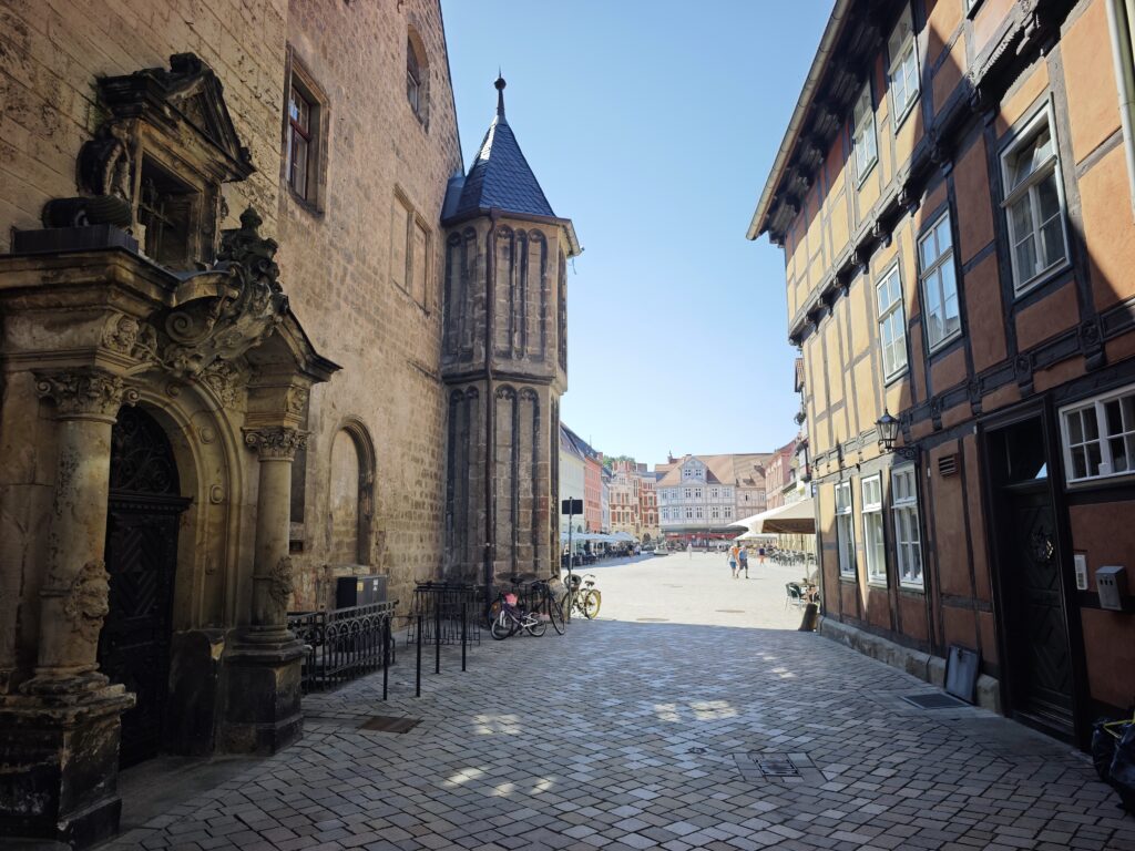Quedlinburg Altstadt: Blick aus dem Hoken Richtung Marktplatz - links der Seiteneingang ins Rathaus