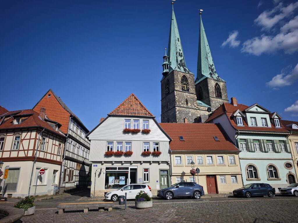Die Nikolaikirch mit ihren riesigen Türmen solltest du dir anschauen