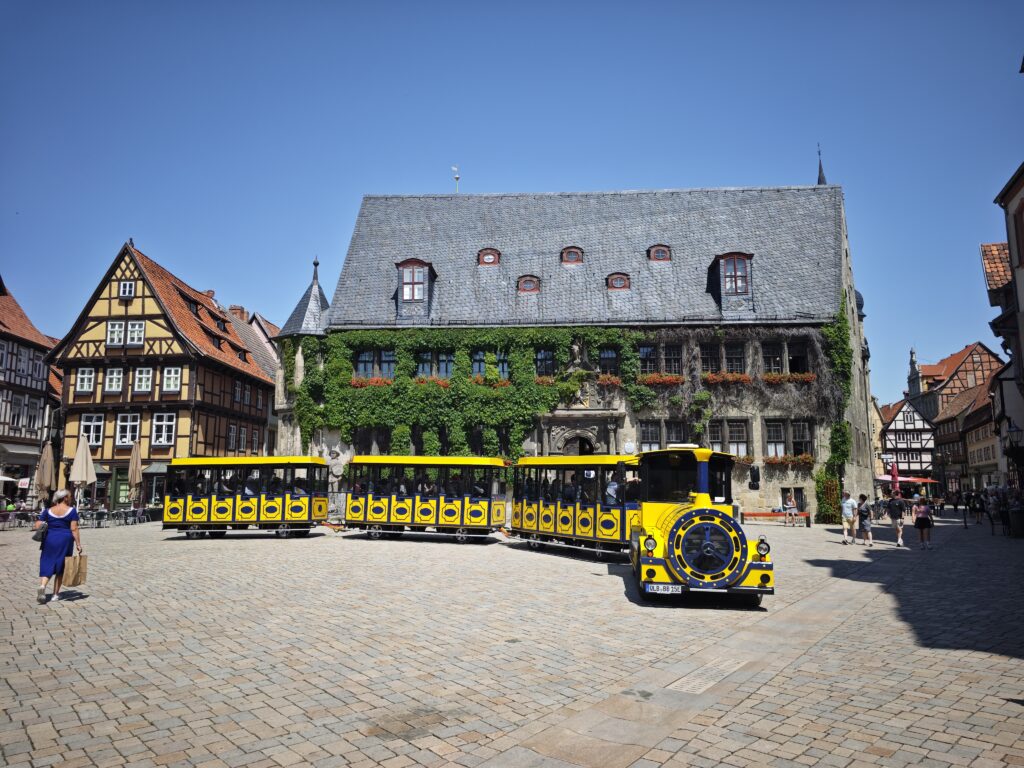 Am Marktplatz Quedlinburg startet die Fahrt mit der Bimmelbahn