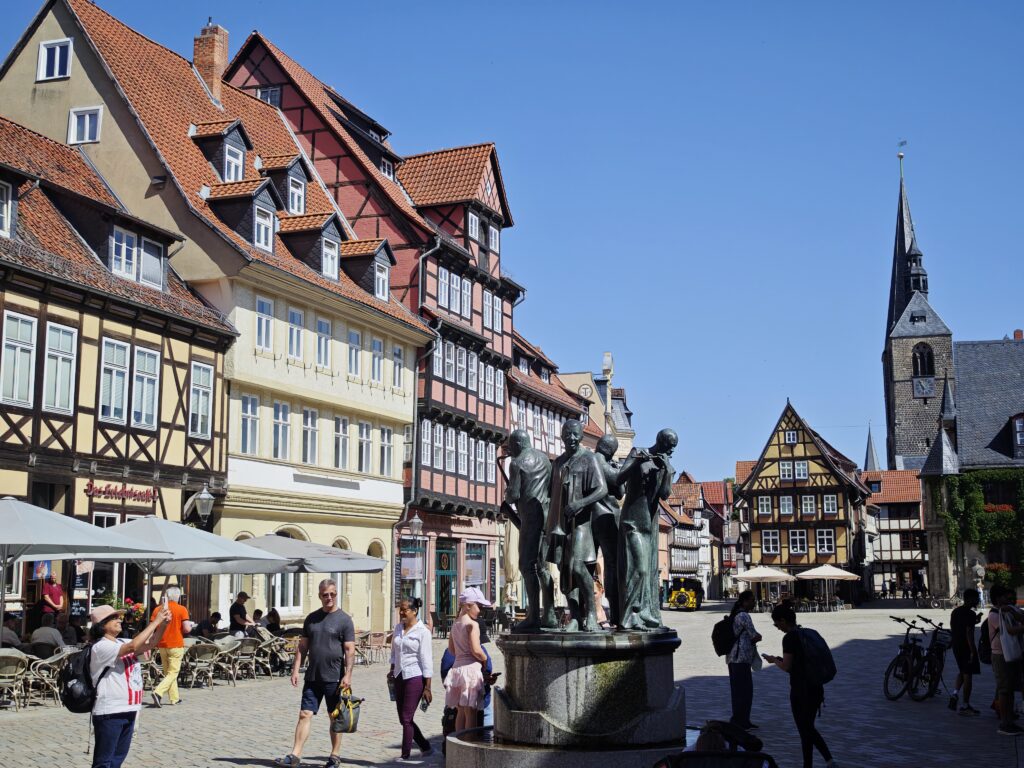 Blick vom Brunnen über den Quedlinburger Marktplatz