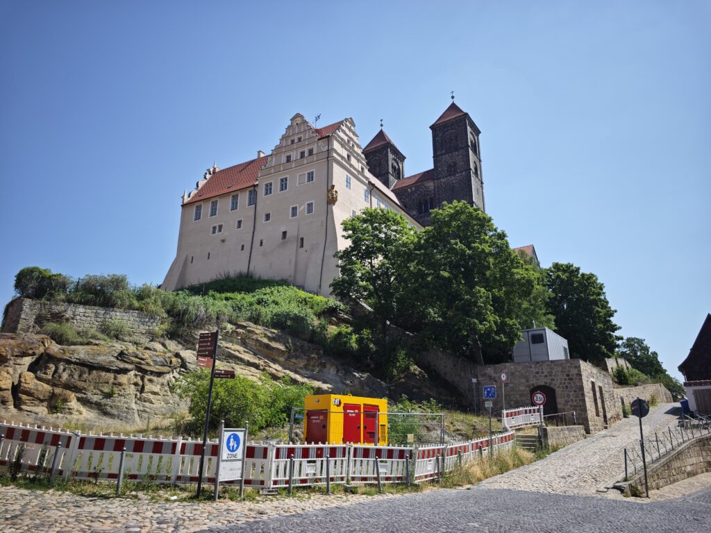 Quedlinburger Schlossberg mit dem Felsen - von unten gesehen