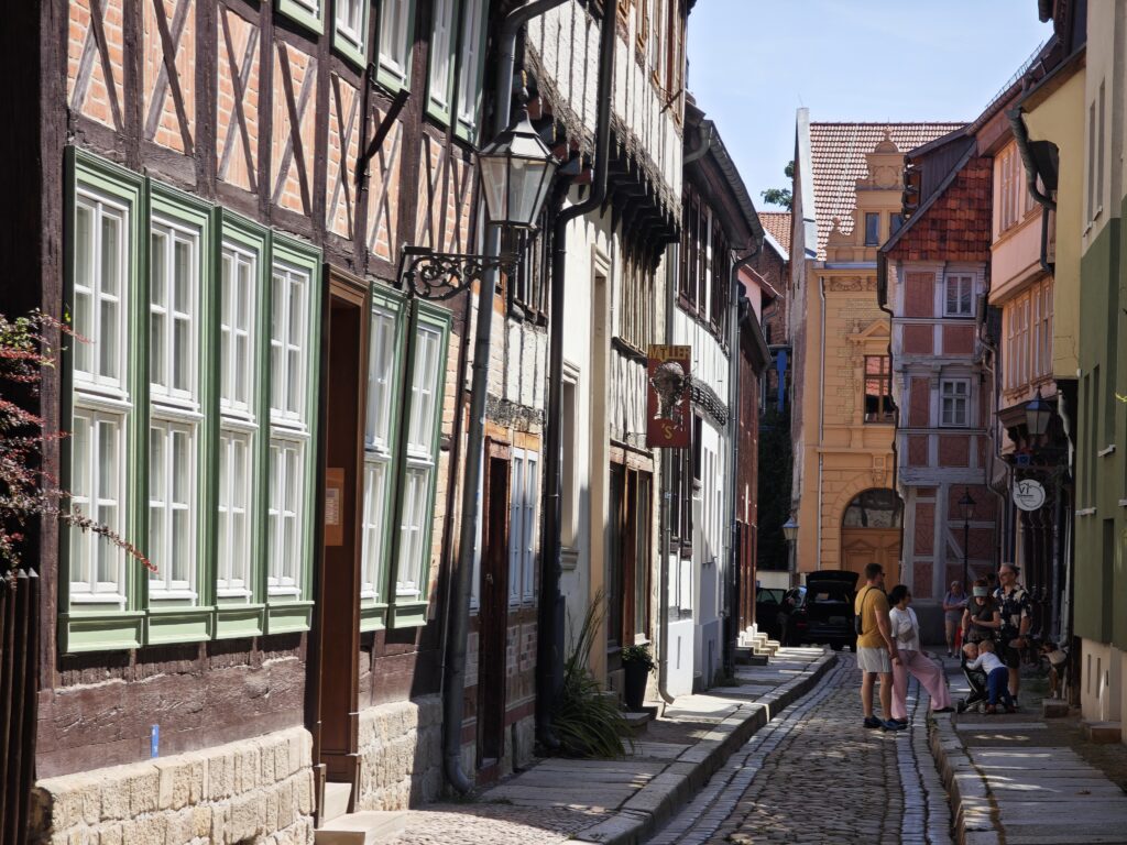 Altstadt Quedlinburg - Blick entlang der historischen Fachwerkhäuser im Stieg
