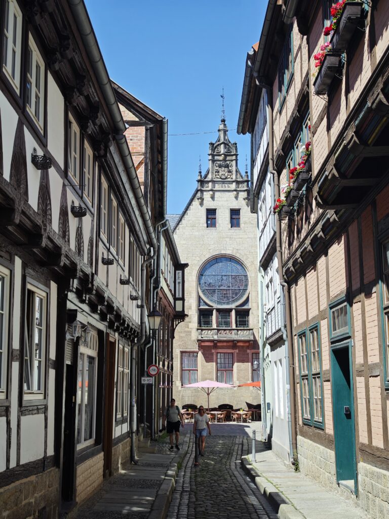 Quedlinburg Stieg - mit dem Blick zum Rathaus