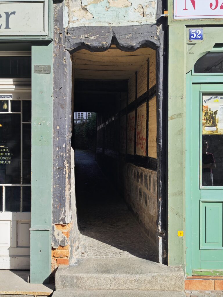Das ist der unscheinbare Zugang vom Marktplatz in den Schuhhof Quedlinburg