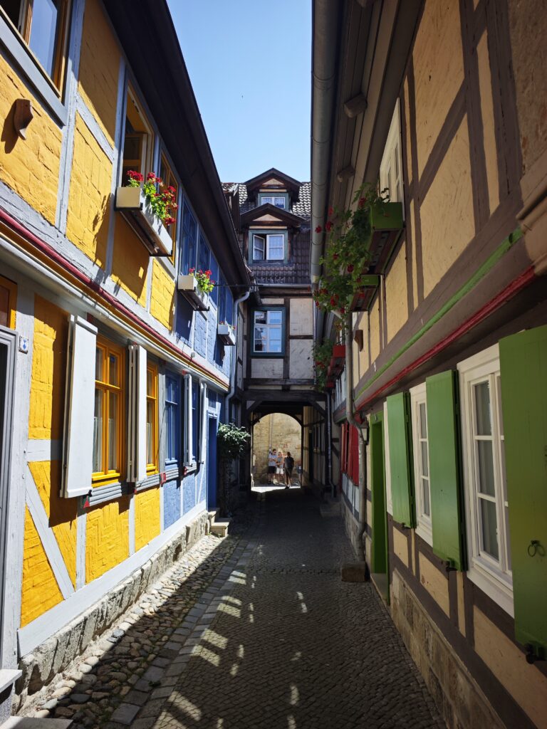 Ganz viele bunte Häuser prägen den Schuhhof Quedlinburg