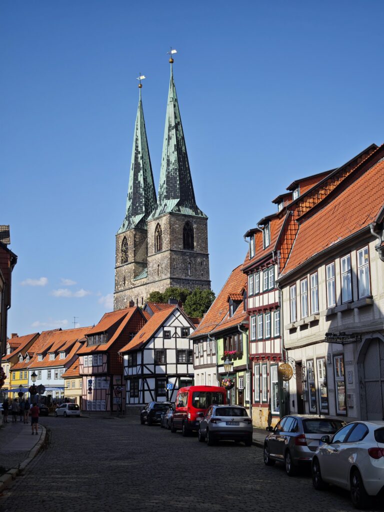 Quedlinburg Sehenswürdigkeiten in der Neustadt - die Pölkenstraße mit der Kirche St. Nikolai